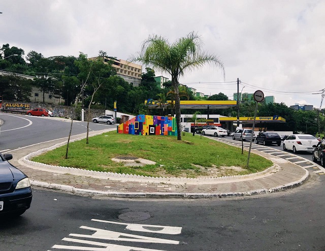 imagem mostra retorno avenida souza ramos com canteiro de área verde centralizado na foto e o muro todo gratidado e colorido 